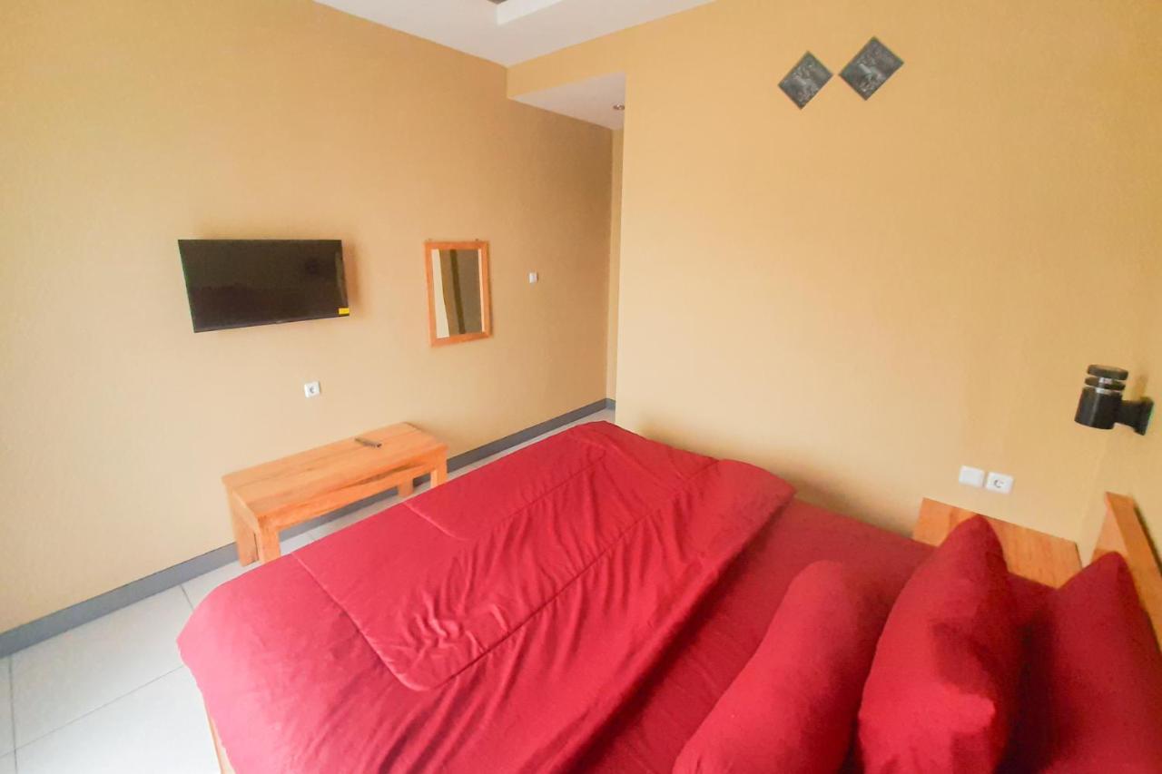 Delvia Bromo Homestay Mitra Reddoorz Pasuruan Exteriör bild