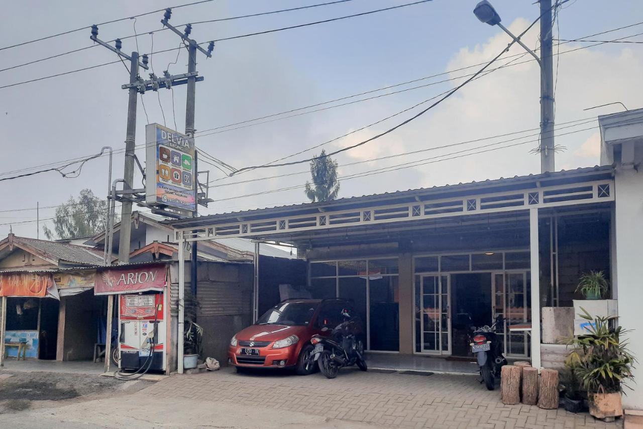 Delvia Bromo Homestay Mitra Reddoorz Pasuruan Exteriör bild