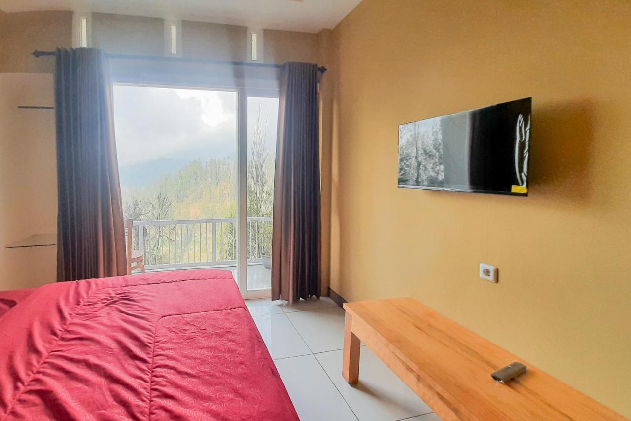Delvia Bromo Homestay Mitra Reddoorz Pasuruan Exteriör bild